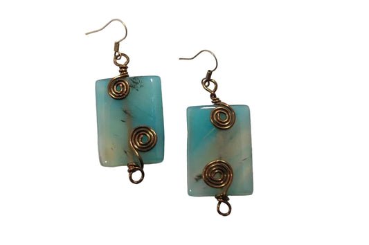 Natural agate paired with handcrafted wire detail.