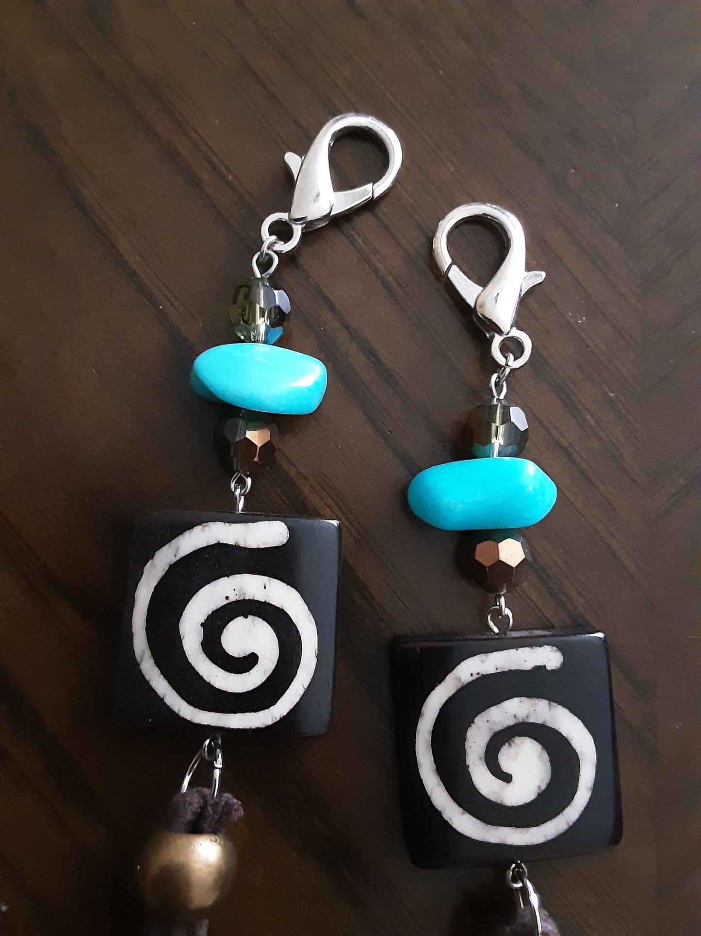 Handmade Coconut Shell Zipper Charm – Turquoise Stone Boho Bag Accessory