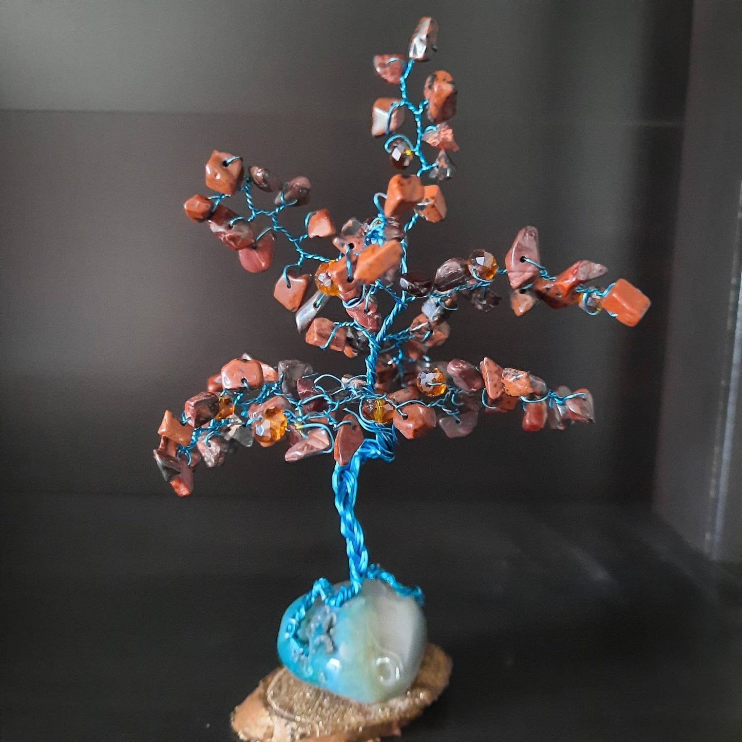 Grounded energy with a striking artistic twist.