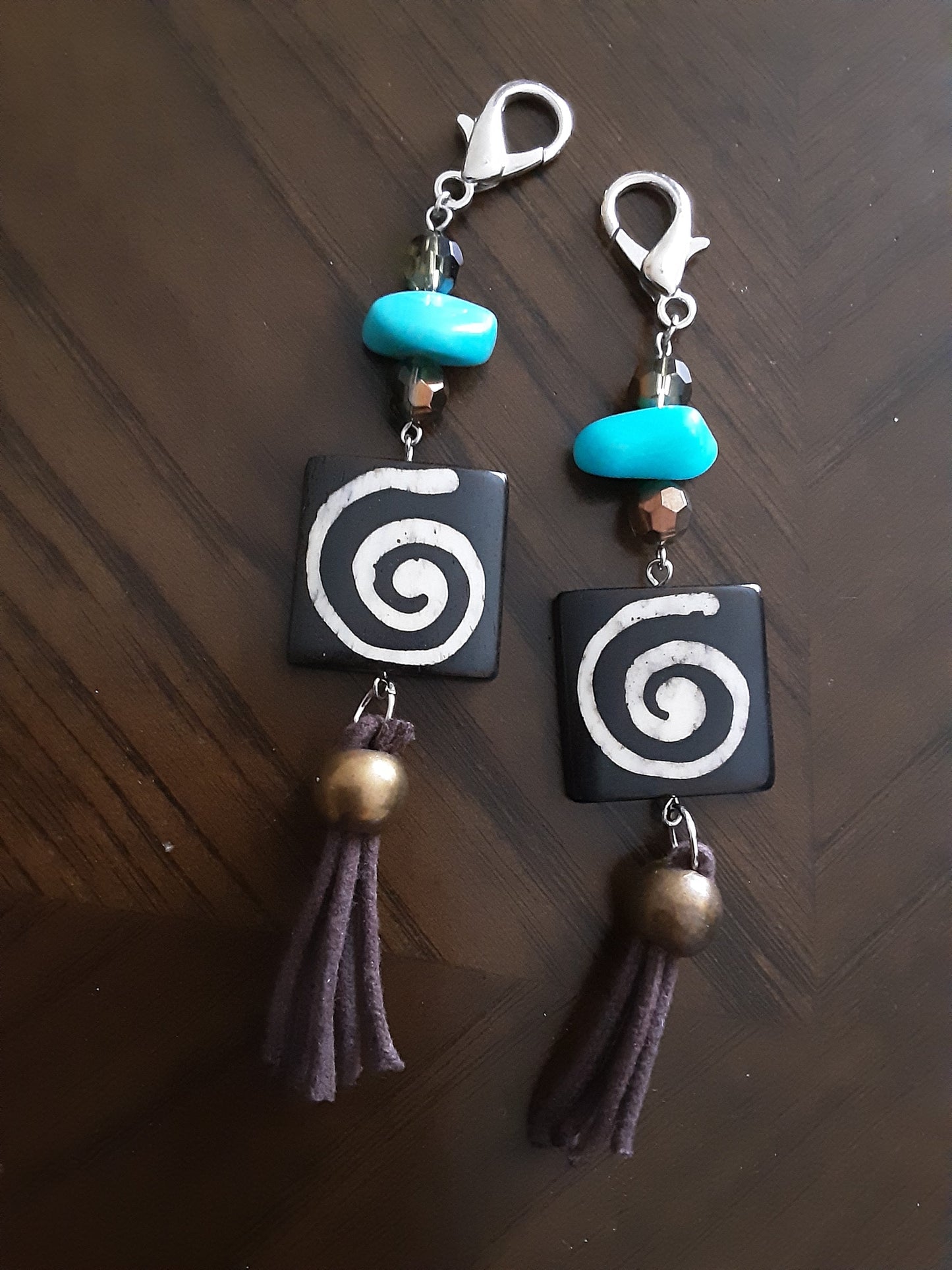 Handmade Coconut Shell Zipper Charm – Turquoise Stone Boho Bag Accessory